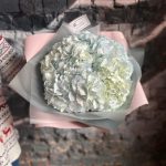 Красивый букет из 5 голубых гортензий в стильной упаковке "Сканди"